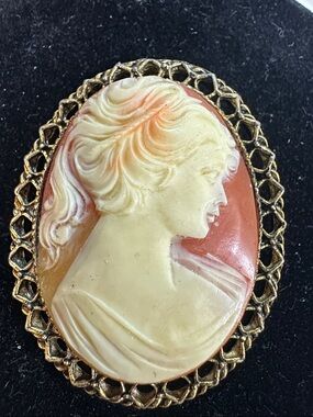 245- Cameo Elegant Beautiful Face Resign Brooch/Pendant in Gold and Cream 2”